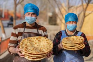 新疆洛浦县：帮村民把幸福收入“馕”中