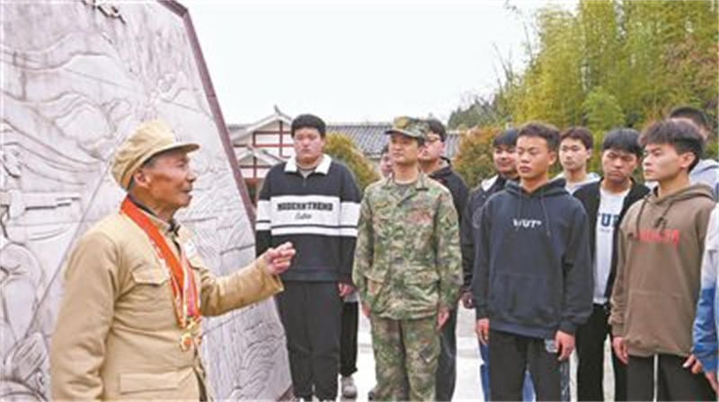 湖南省张家界市组织适龄青年缅怀革命先烈坚