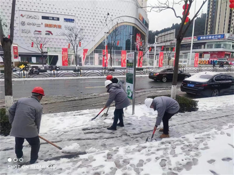 以雪为令！十六化建青年突击队除雪保畅通