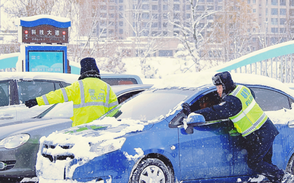 烟台交警第五大队全力做好雨雪天气下交通管