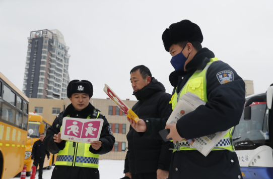 烟台交警第五大队全力护航开学季