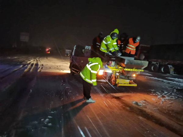 山东省临沂市平邑县公路中心：昼夜除雪保畅