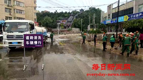 雨幕下的身影—宁县环卫工人用行动诠释敬业